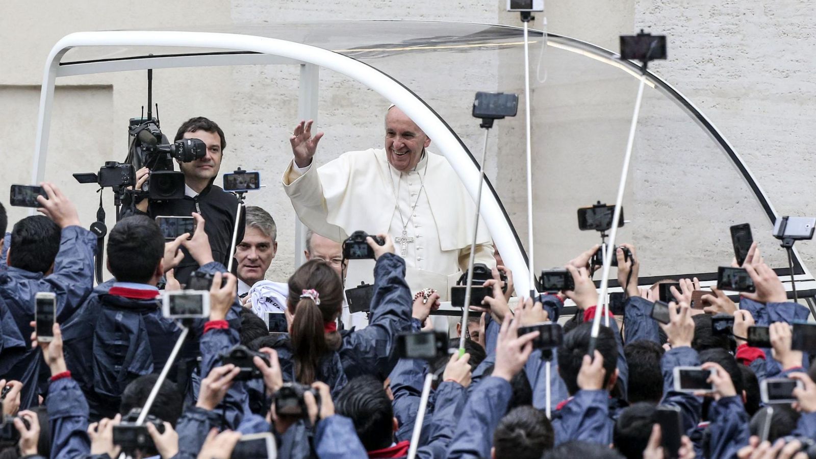 Foto: Una multitud de fieles toma fotografías con sus móviles al Papa (Efe).