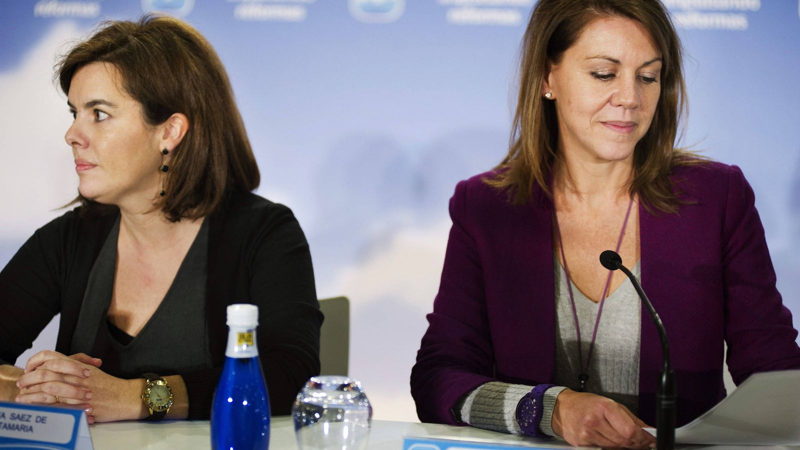 Foto: La secretaria general del PP, María Dolores Cospedal (d), y la vicepresidenta del Gobierno, Soraya Sáenz de Santamaría (i). (EFE)