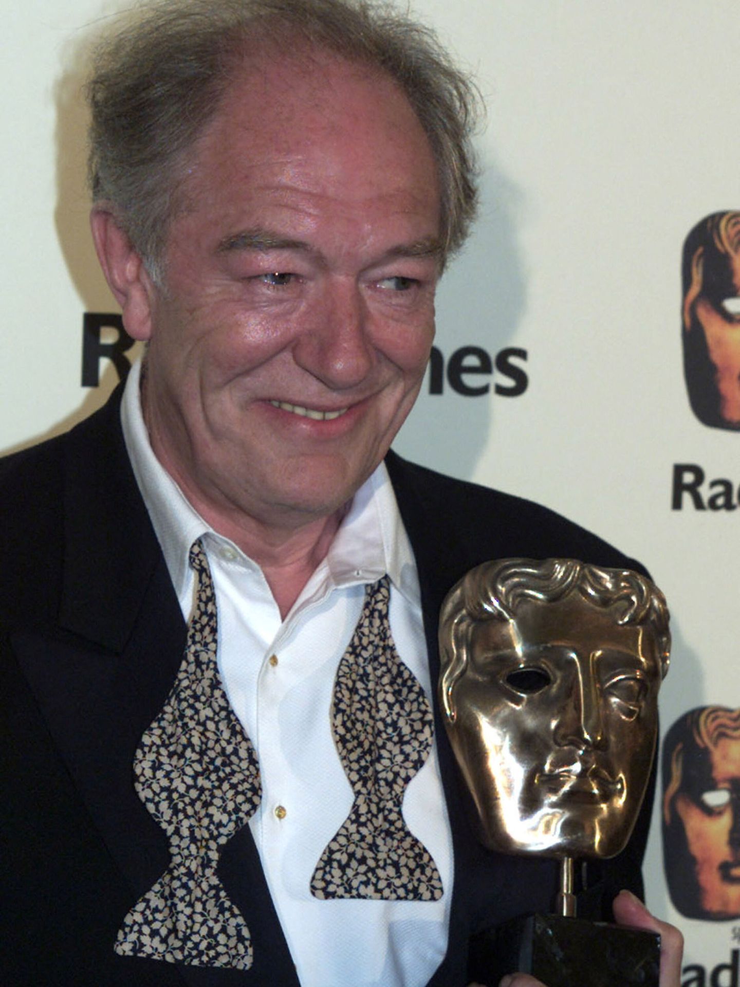 Michael Gambon, con su premio Bafta en 2001. (Reuters)