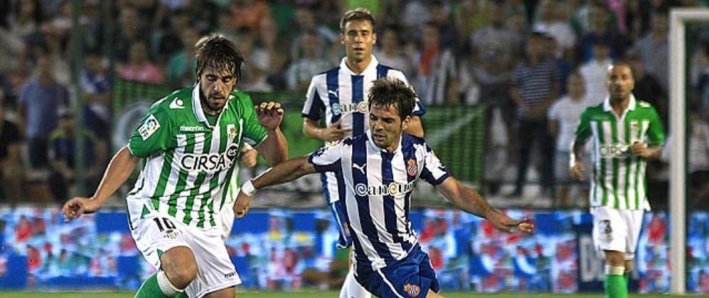 Foto: El Betis se afianza en la parte alta ante un Espanyol que no sabe lo que es ganar