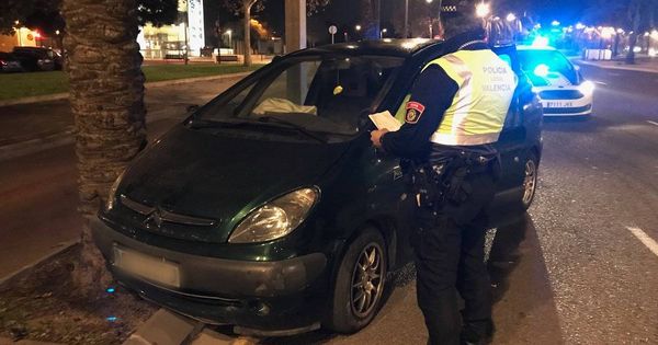 Foto: Un agente de la Policía Local de Valencia detiene al conductor de un vehículo. 