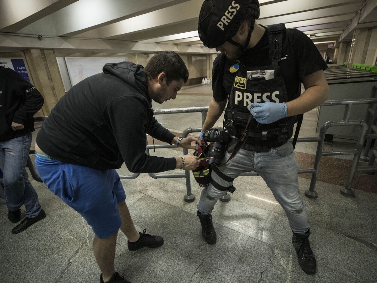 Foto: Un periodista de Países Bajos ayuda con un botiquín de primeros auxilios para atender a los heridos tras un ataque de misiles en el metro de Járkov. EFE/Esteban Biba