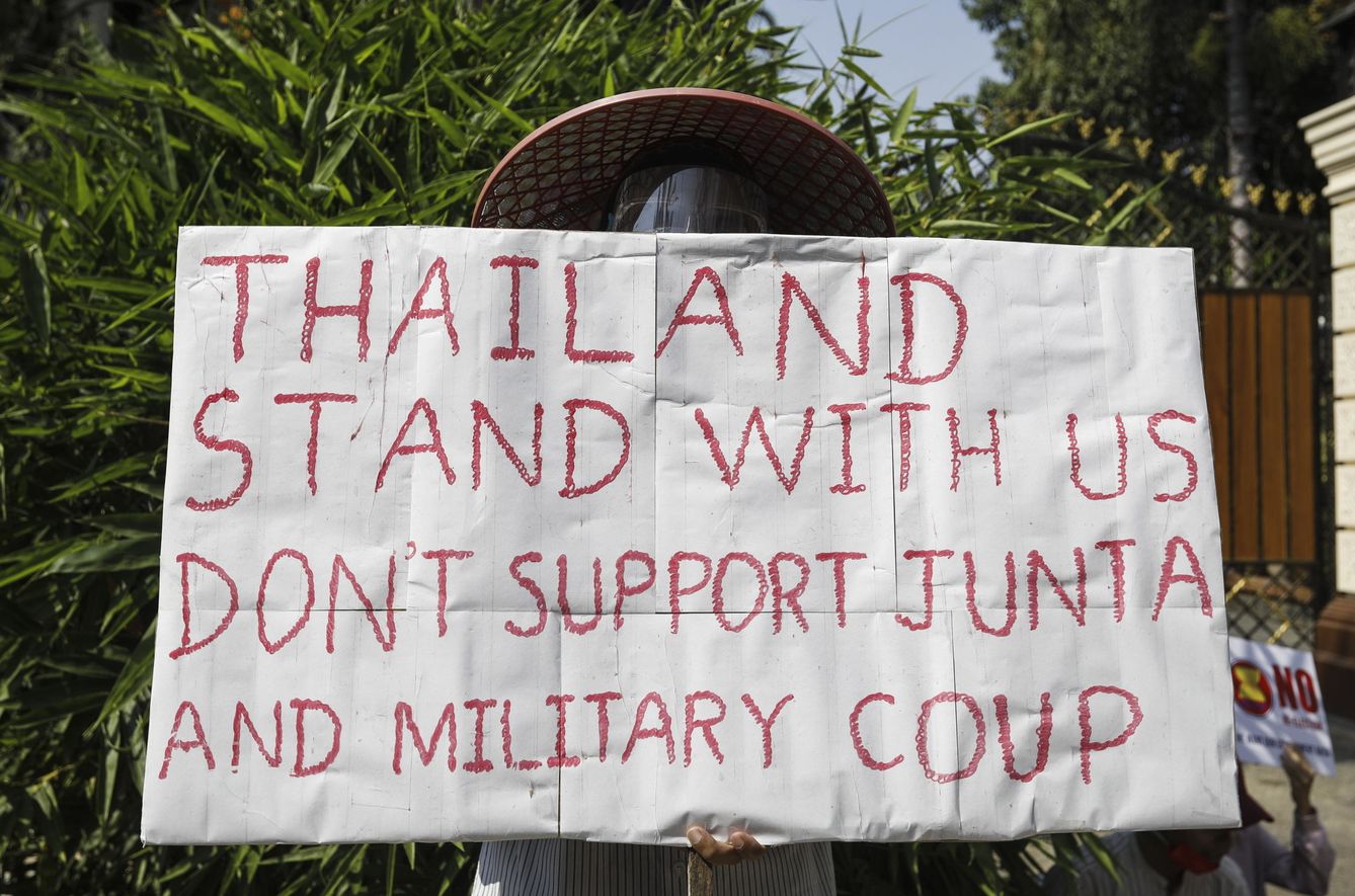 Pancarta contra el golpe de Estado durante una protesta en Bangkok. (EFE)