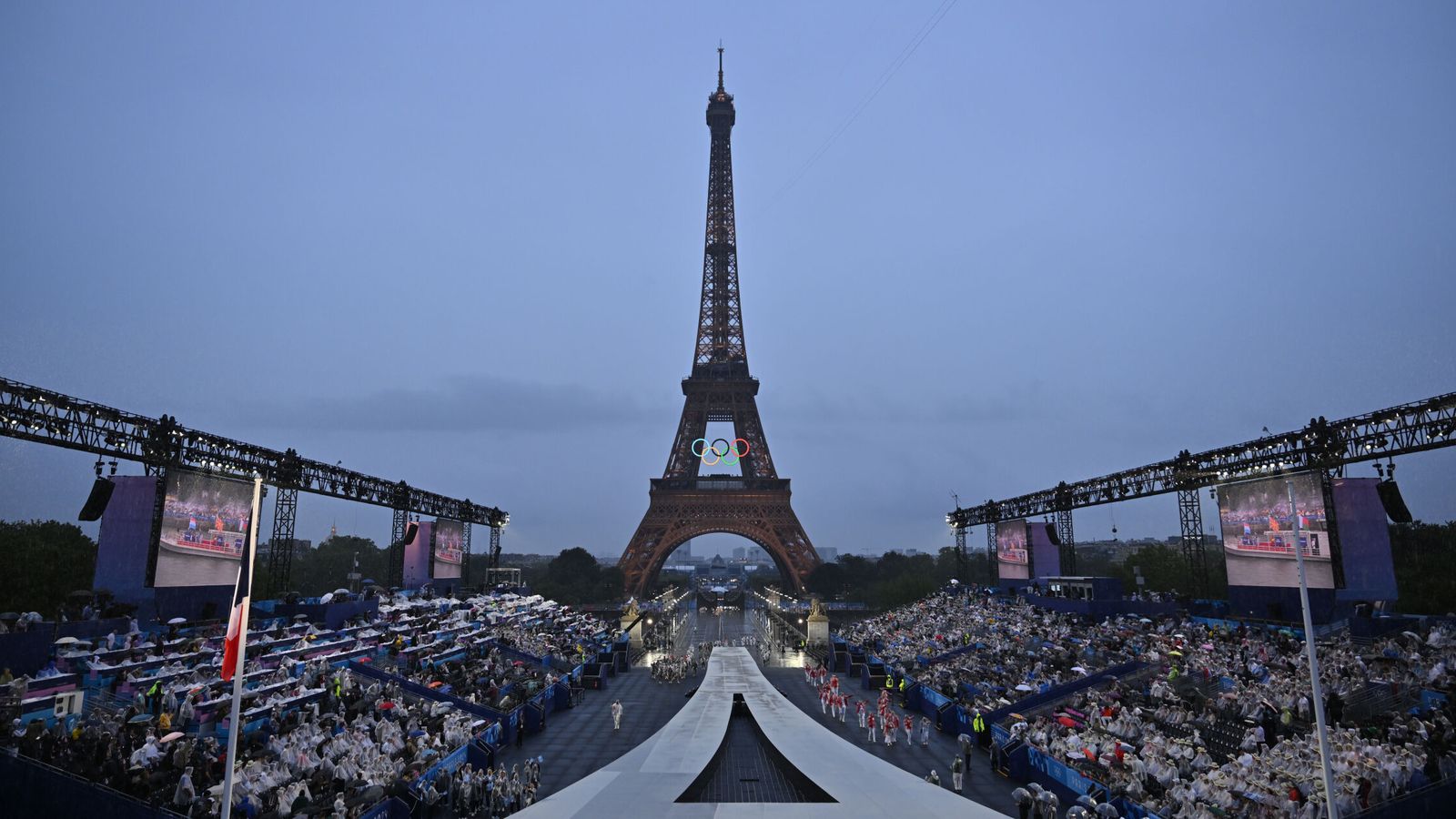 La Torre Eiffel como epílogo de esta inauguración. (EFE/Christophe Petit)