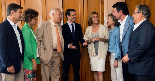 Foto: Pablo Casado reunido con los exministros de Mariano Rajoy que apoyan su candidatura. (EFE)