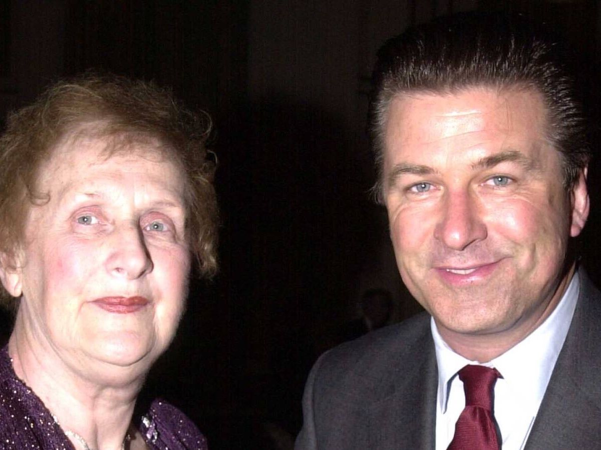 Foto: Alec Baldwin y su madre, Carol, en una imagen de archivo de 2002. (Getty)