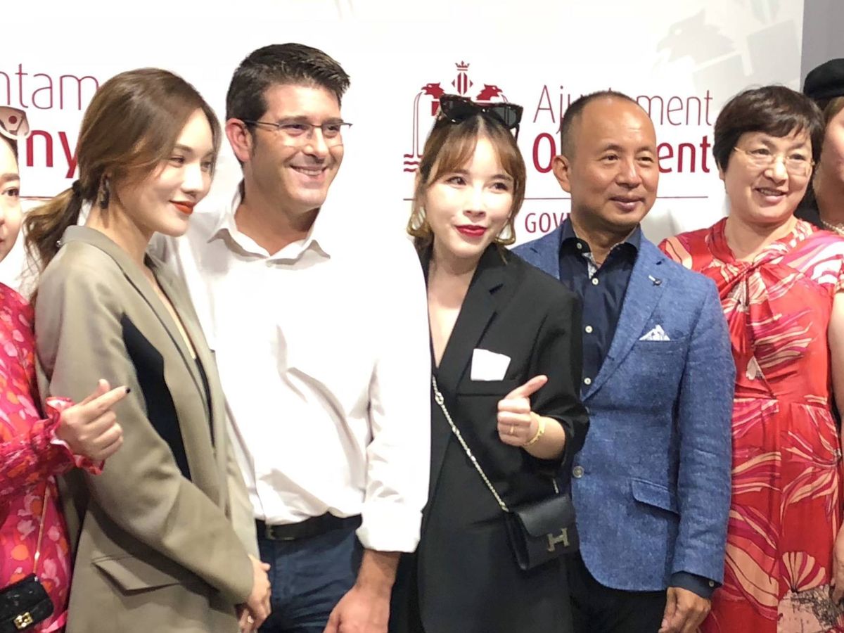 Foto: Keping, segundo por la derecha, con el alcalde de Ontinyent y empresarias chinas de la cosmética Gre-Kriti.
