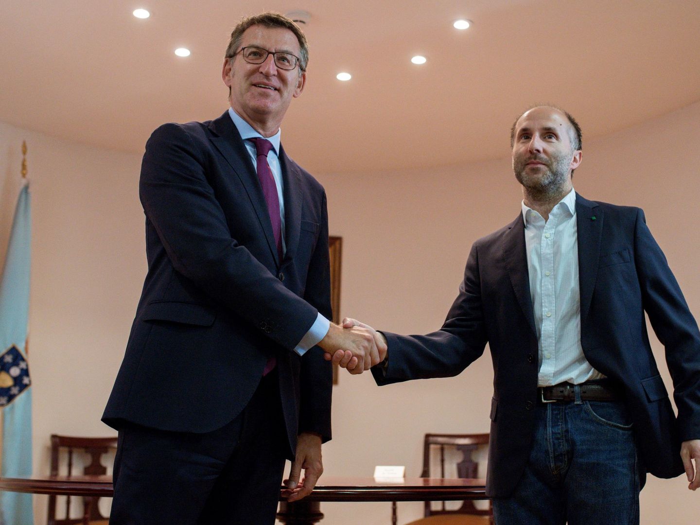 El presidente de la Xunta de Galicia, Alberto Núñez Feijóo, estrecha la mano con el alcalde de Ourense. (EFE)