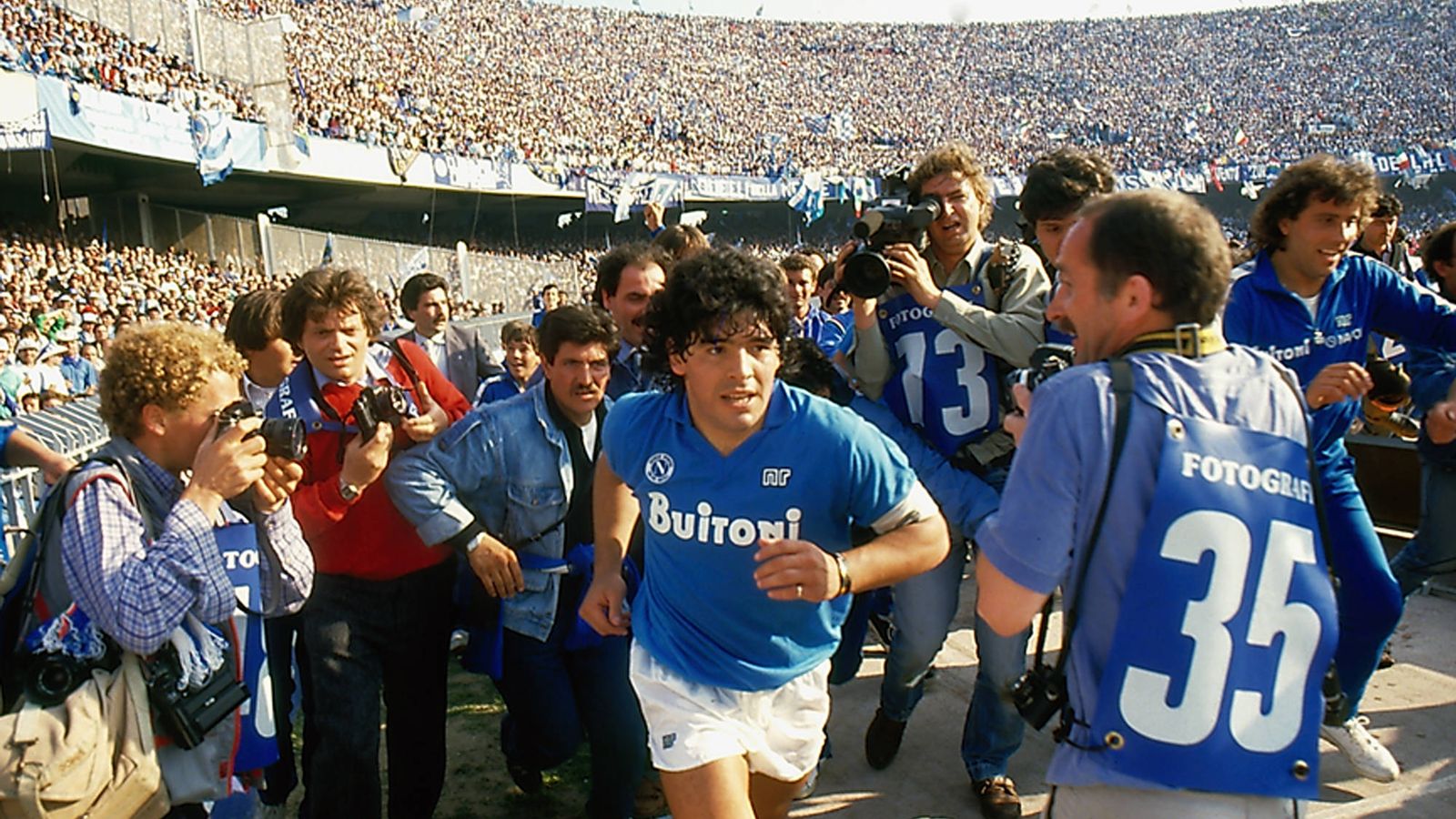 Foto: Diego Maradona sale al campo, en un fotograma del documental de Asfi Kapadia 'Diego Maradona'
