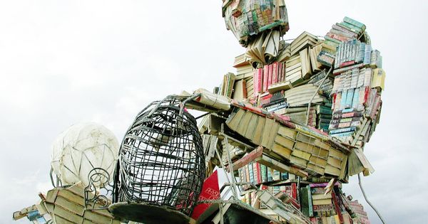 Foto: 'Body of Knowledge', una espectacular escultura de Dana Albany levantada con montones de libros.
