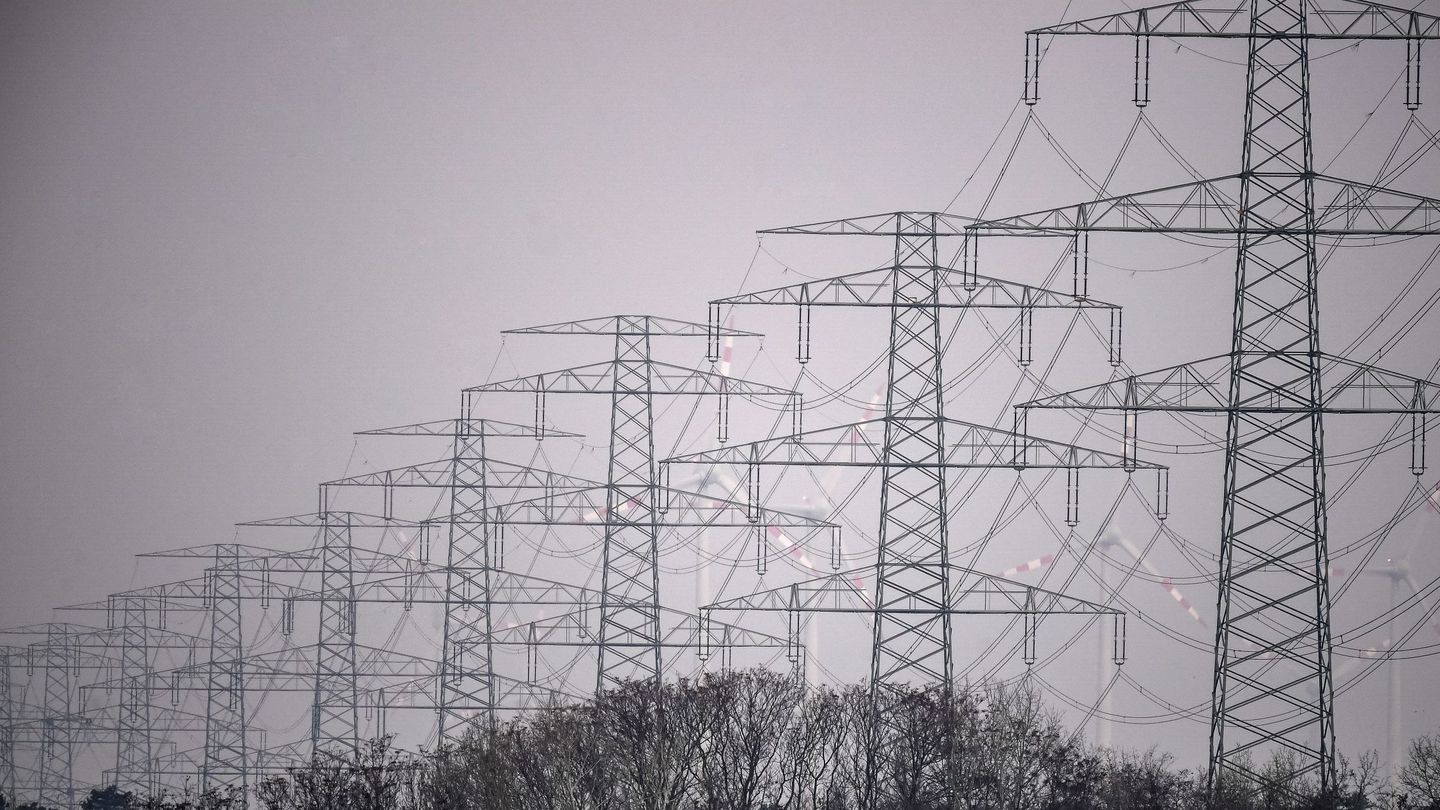 La red de distribución eléctrica se halla al límite de capacidad (EFE)