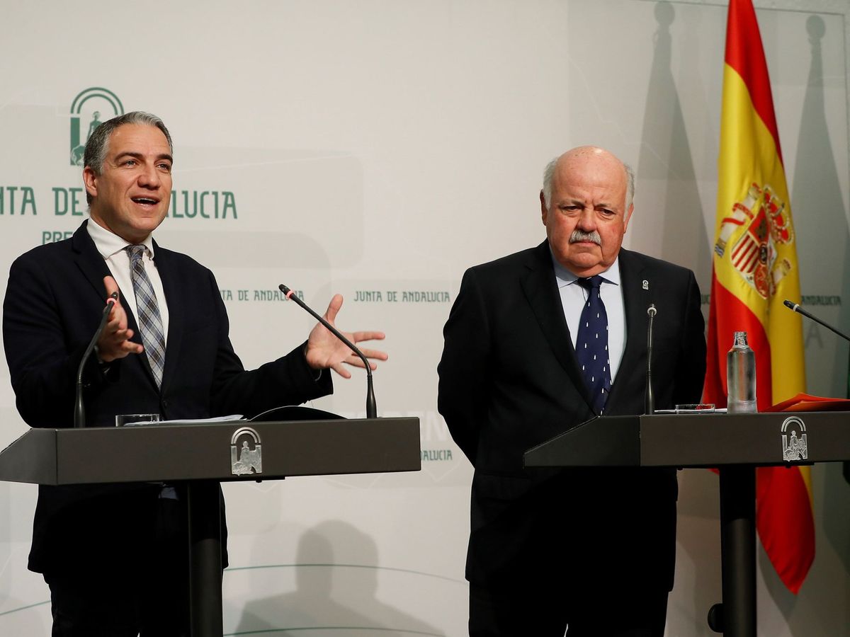 Foto: El consejero andaluz de Presidencia, Elías Bendodo, junto al consejero de Salud, Jesús Aguirre. (EFE)