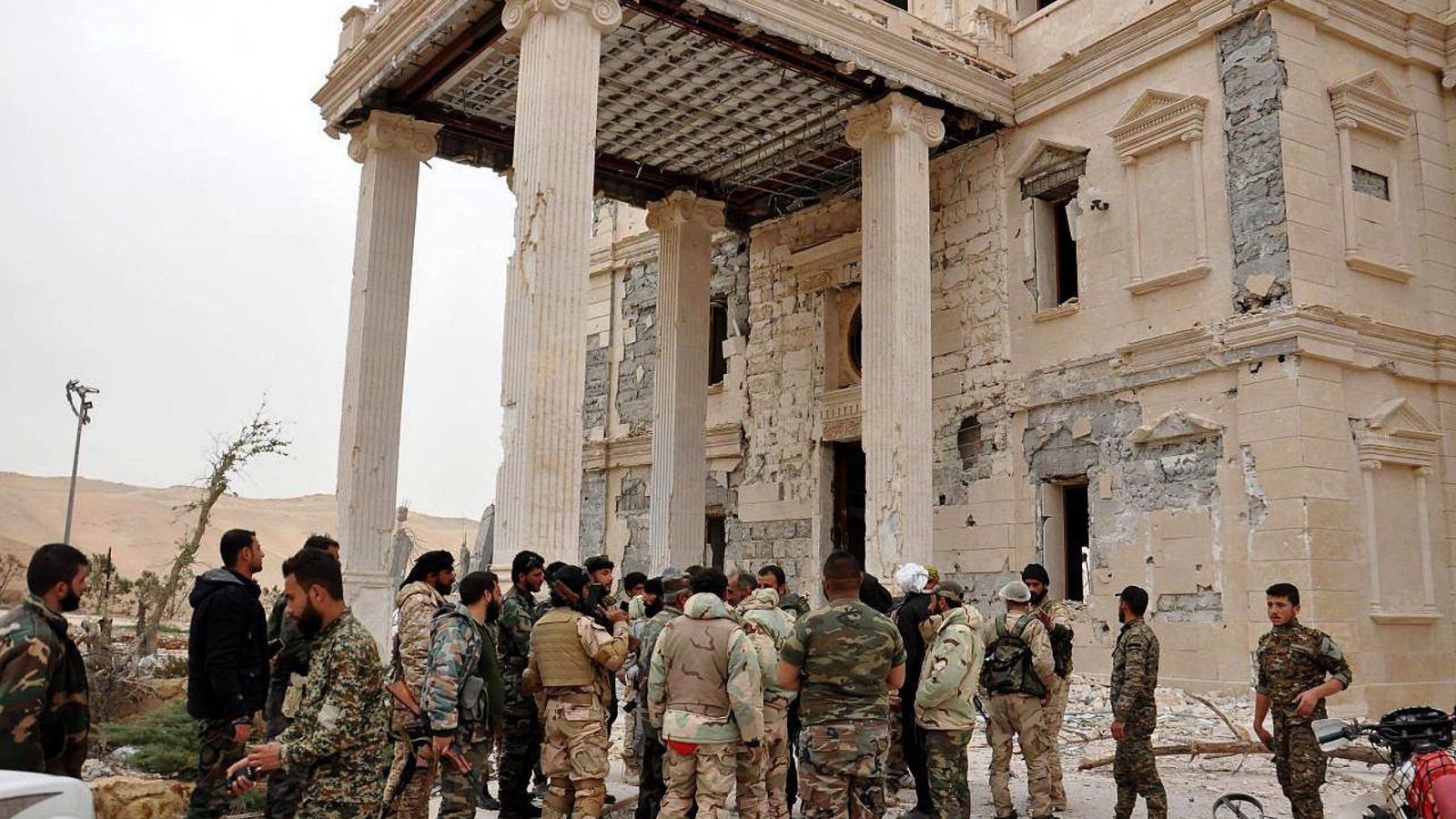 Foto: Soldados del Ejército sirio junto a militantes tras un combate en la ciudad de Palmira, en la provincia siria de Homs. (Efe)