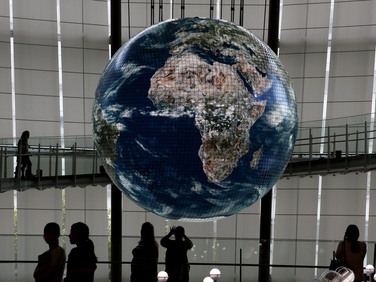 Foto: Visitantes contemplan el globo terráqueo "Geo-Cosmos" en el Museo Nacional de Ciencia Emergente e Innovación de Tokio (Japón). (EFE/Kimimasa Mayama)