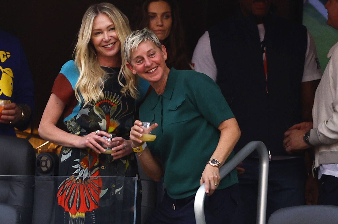Portia de Rossi y Ellen DeGeneres, en el palco del SoFi Stadim. (Getty)
