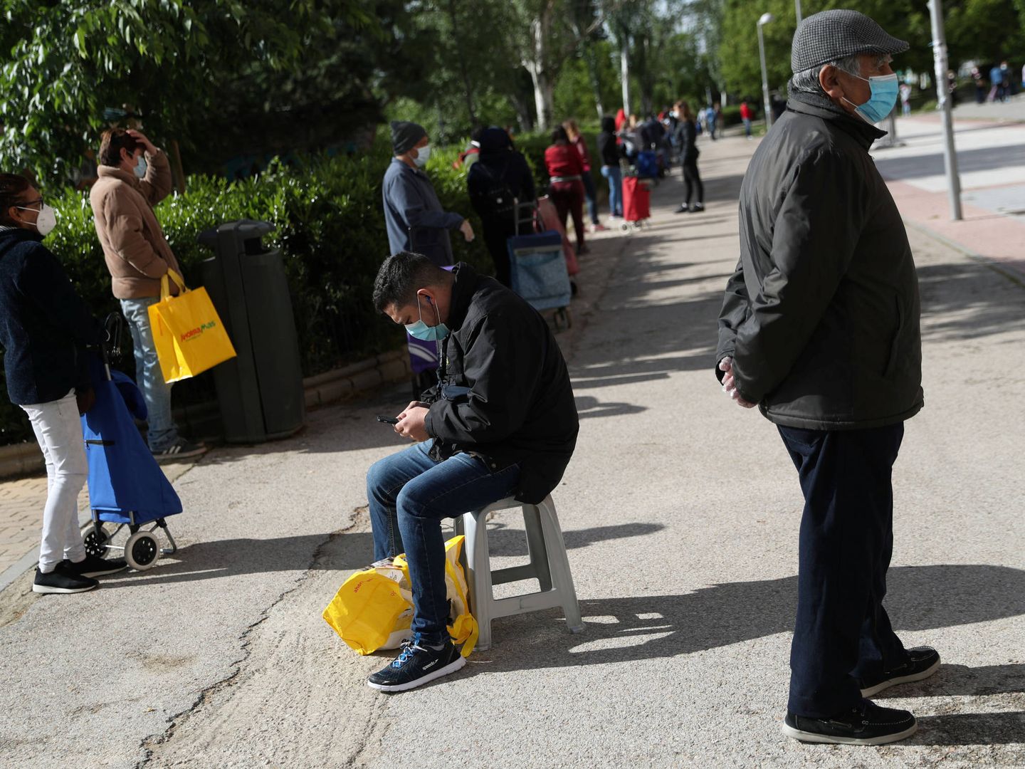 Gente haciendo cola en Aluche. (Reuters/Susana Vera)