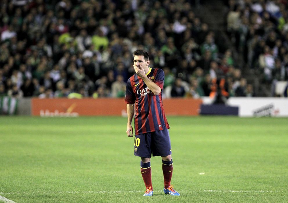 Foto: Messi, nada más lesionarse durante el partido Betis-Barcelona (EFE)