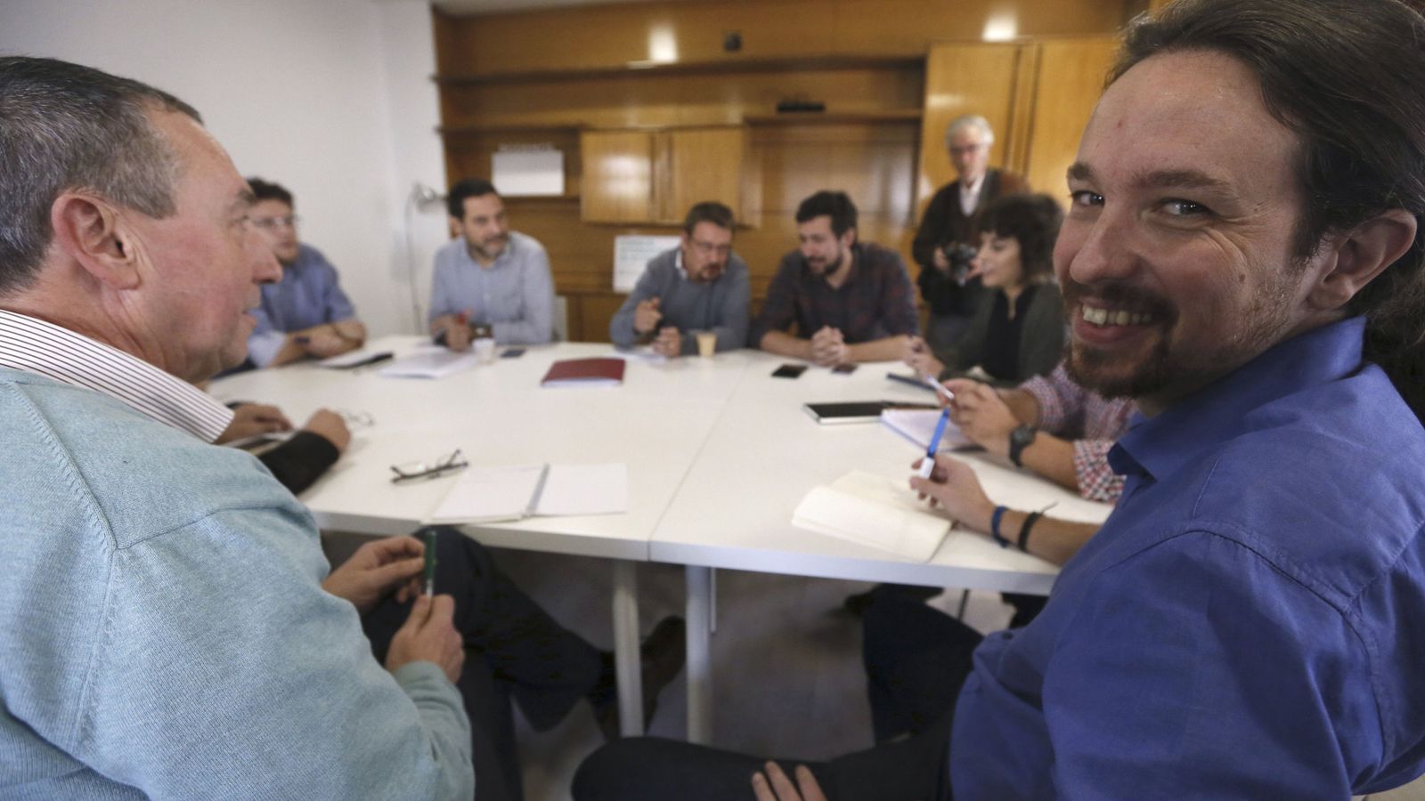 Foto: El líder de Podemos, Pablo Iglesias (d), durante la reunión que ha mantenido con representantes de los diputados de las diversas candidaturas de confluencia. (EFE)
