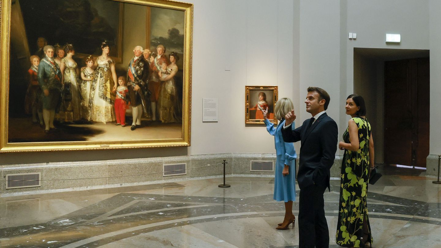 Emmanuel Macron, su mujer, Brigitte Macron, y Annik Penders, primera dama belga, en el Museo del Prado. (EFE/Ballesteros)