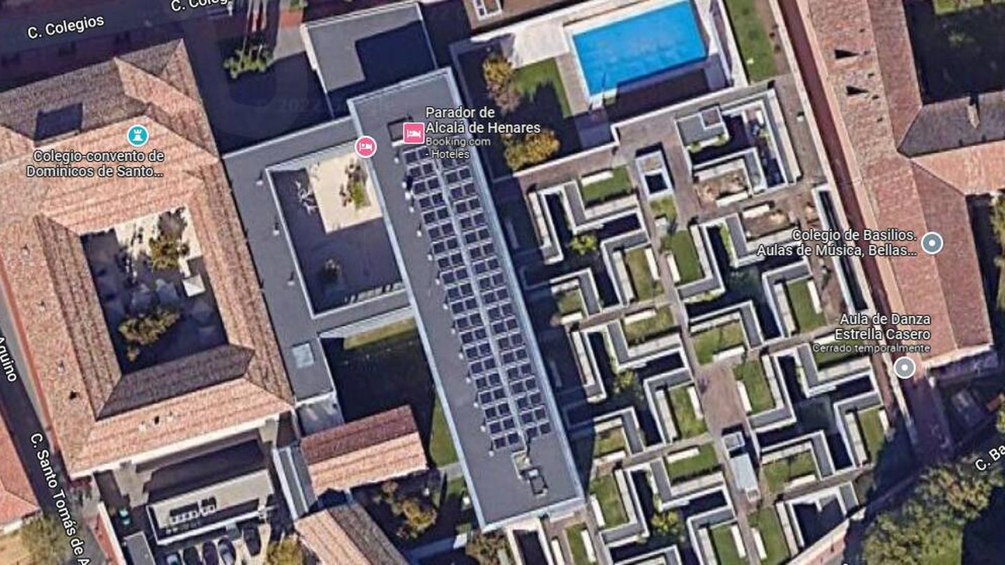 Placas solares en el Parador de Alcalá (Google Maps)