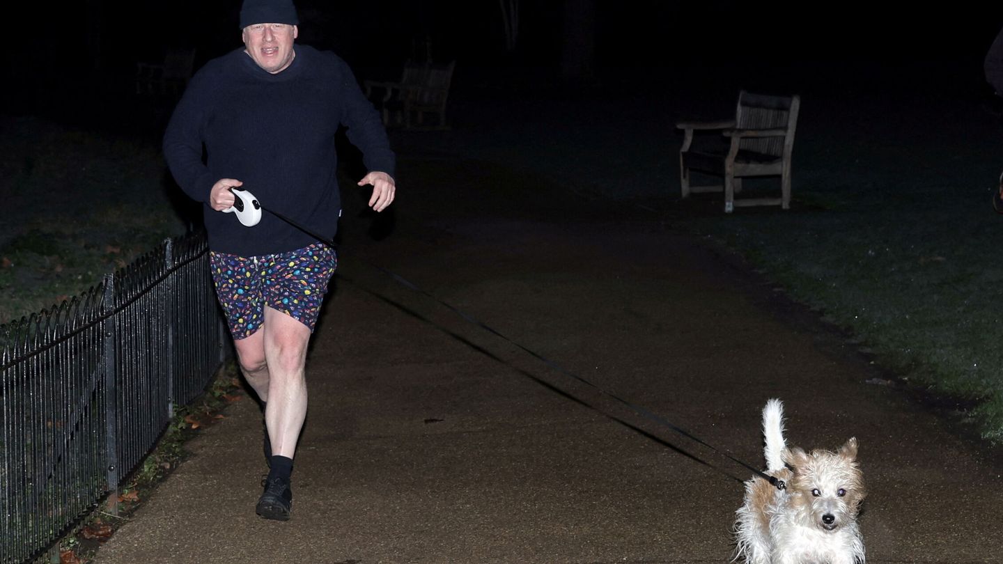 El primer ministro de Reino Unido en uno de sus paseos matutinos junto a su perro. (Reuters)