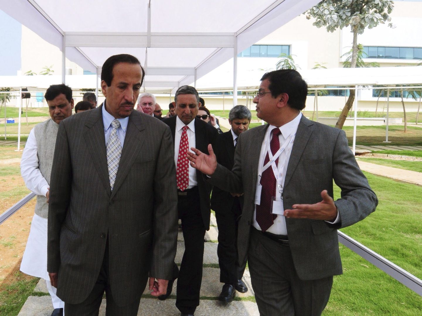 El príncipe saudí Saud bin Abdulá bin Zenayan al-Saud (izq), presidente de  Saudi Basic Industries Corporation (Sabic), visitan un centro tecnológico en la India en 2013. (EFE)