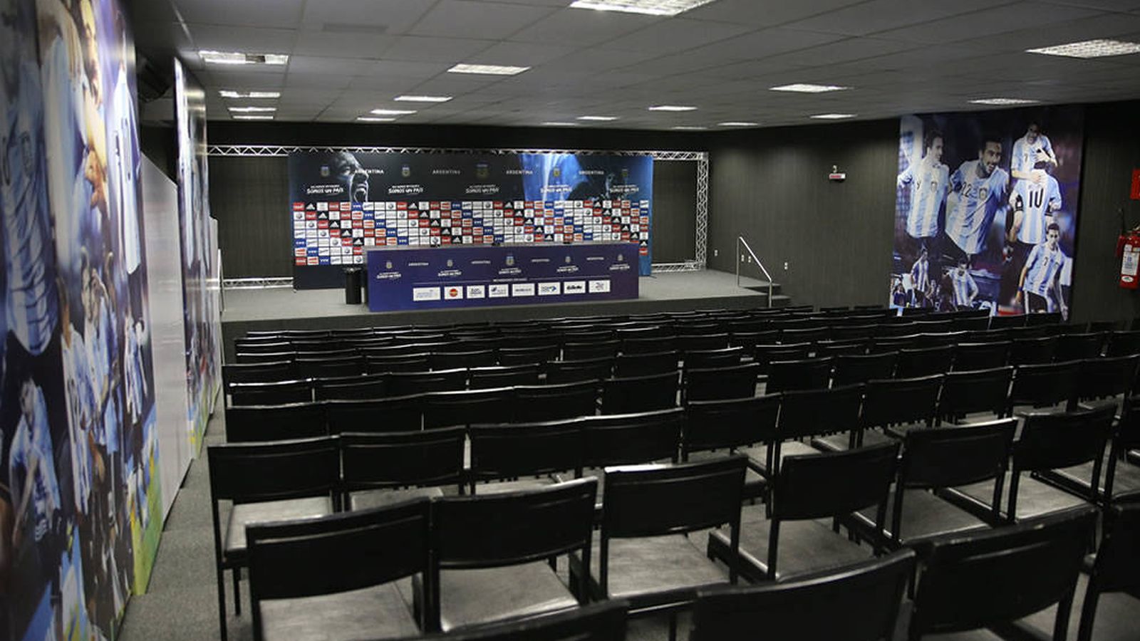 Foto: Imagen de una sala de prensa vacía en el Mundial de Brasil (EFE)