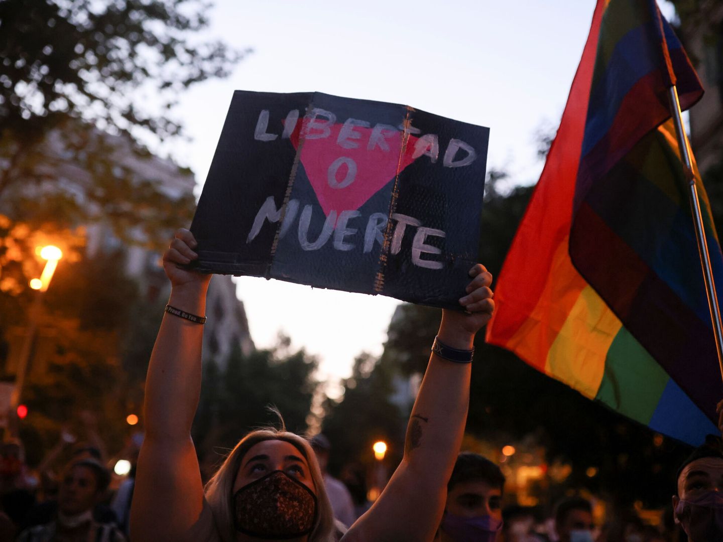 Miles de personas se manifiestan en Barcelona contra la violencia LGTBQIfóbica. (Reuters)