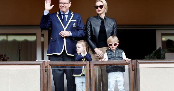 Foto: Alberto y Charlene de Mónaco con sus hijos. (Reuters)
