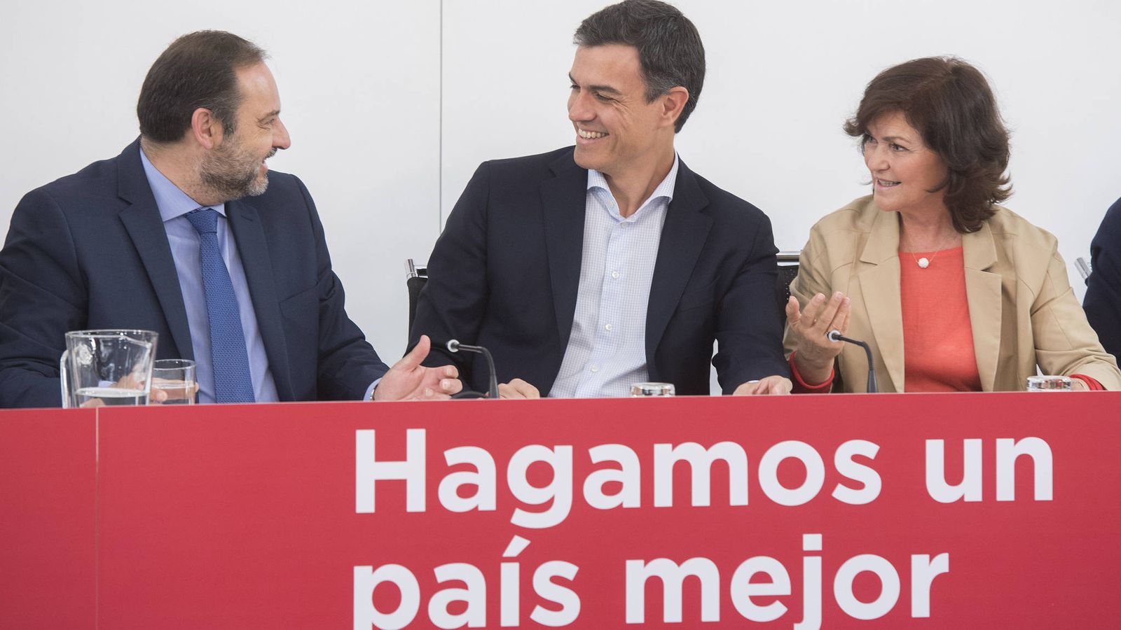 Foto: Pedro Sánchez, junto a José Luis Ábalos y Carmen Calvo, este 21 de mayo en Ferraz. (Borja Puig | PSOE)