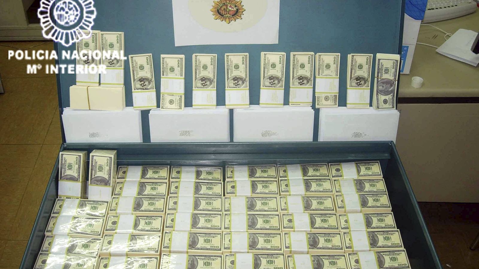 Foto: La policía interviene un baúl con 126 fajos de billetes falsificados a los cabecillas de la denominada estafa de las 'cartas nigerianas'. (EFE)
