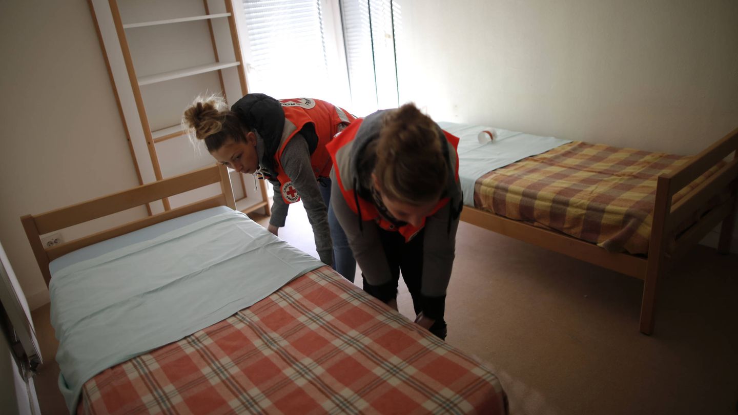 Miembros de la Cruz Roja francesa preparan un dormitorio para acoger a refugiados de Siria e Irak en Champagne-sur-Seine, cerca de París, en septiembre de 2015. (Reuters)
