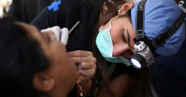 Foto: Una dentista voluntaria, en un campamento médico en Caracas. (Reuters)