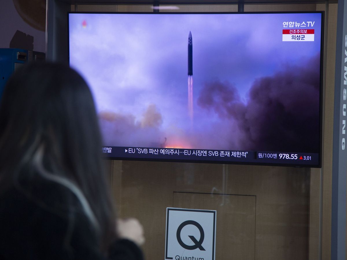 Foto: Una mujer sigue el lanzamiento de un misil de corto alcance norcoreano en una televisión. (EFE/Jeon Heon-kyun)