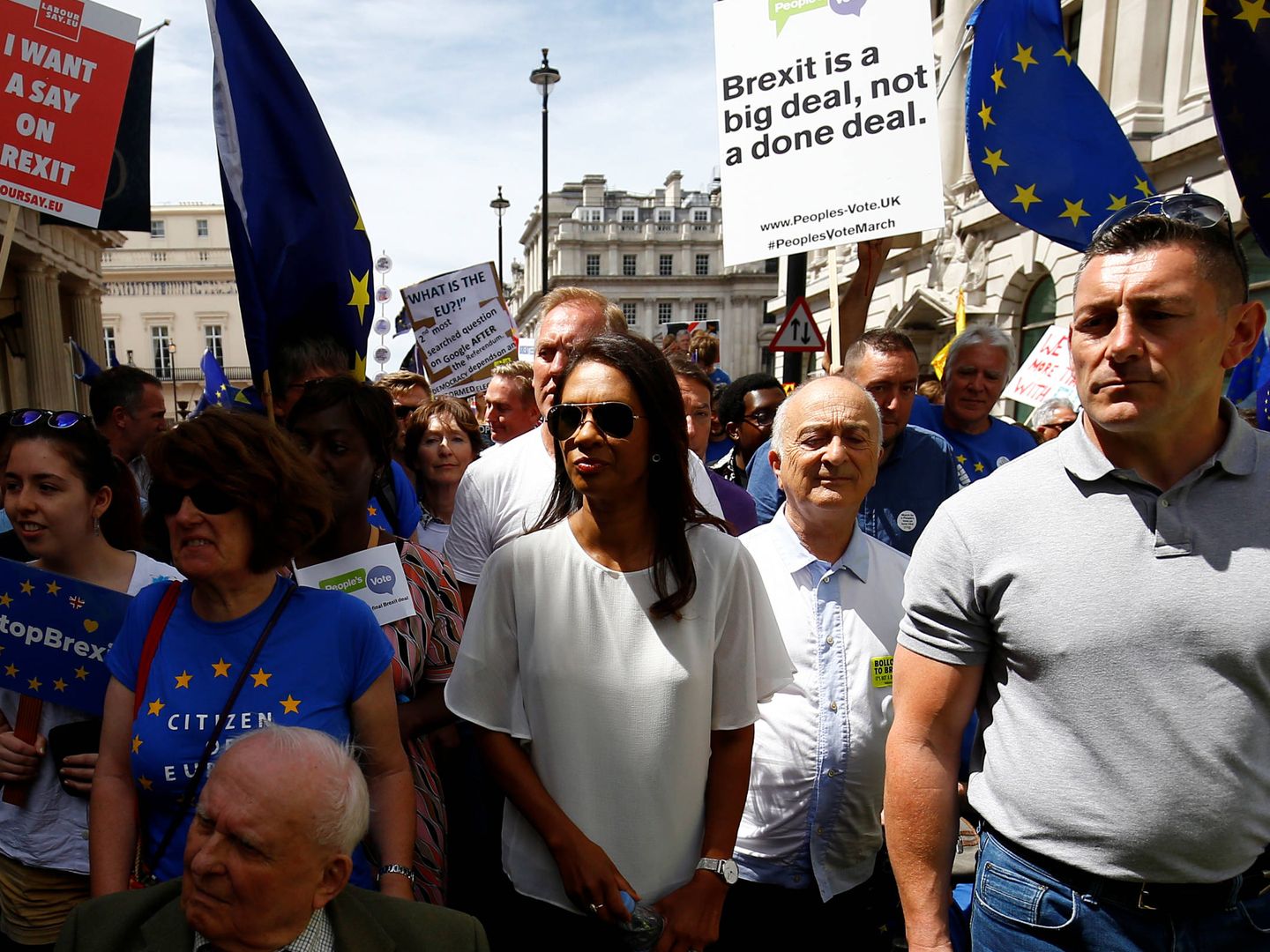 El actor Tony Robinson y Gina Miller durante una marcha organizada por People's Vote en el centro de Londres. (Reuters)
