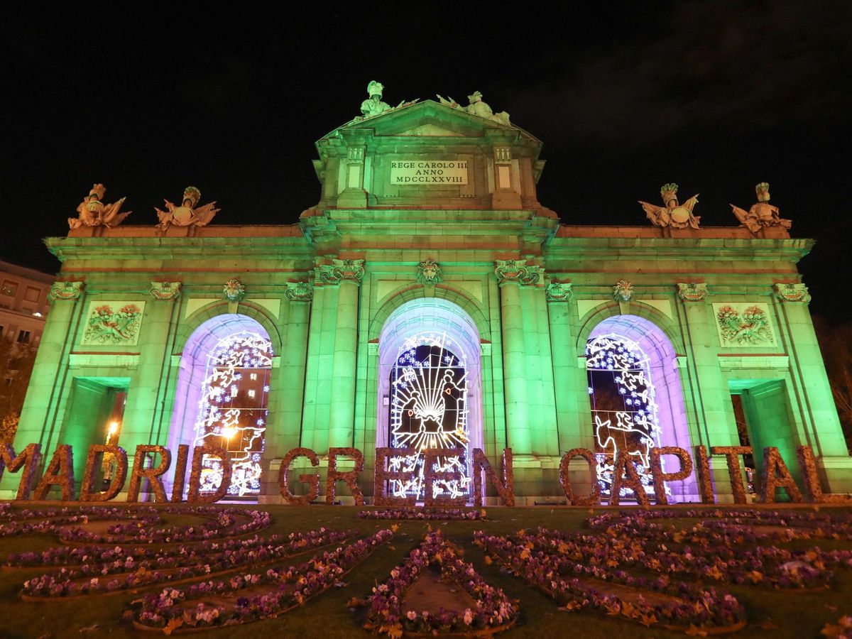 Foto: La Puerta de Alcalá, en Madrid, iluminada de verde con motivo de la celebración de la Cumbre del Clima. (EFE)