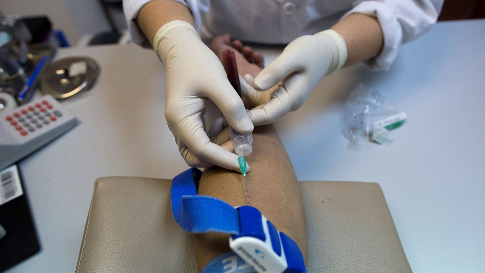 Foto: Una enfermera toma una muestra de sangre para una prueba del VIH. (EFE)