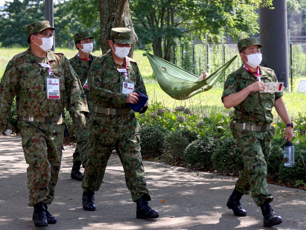 Foto: Militares en Tokio. (Reuters/Siphiwe Sibeko)