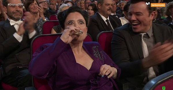 Foto: Alex Borstein "pillada" bebiendo alcohol en los Premios Emmy 2019. (Movistar)