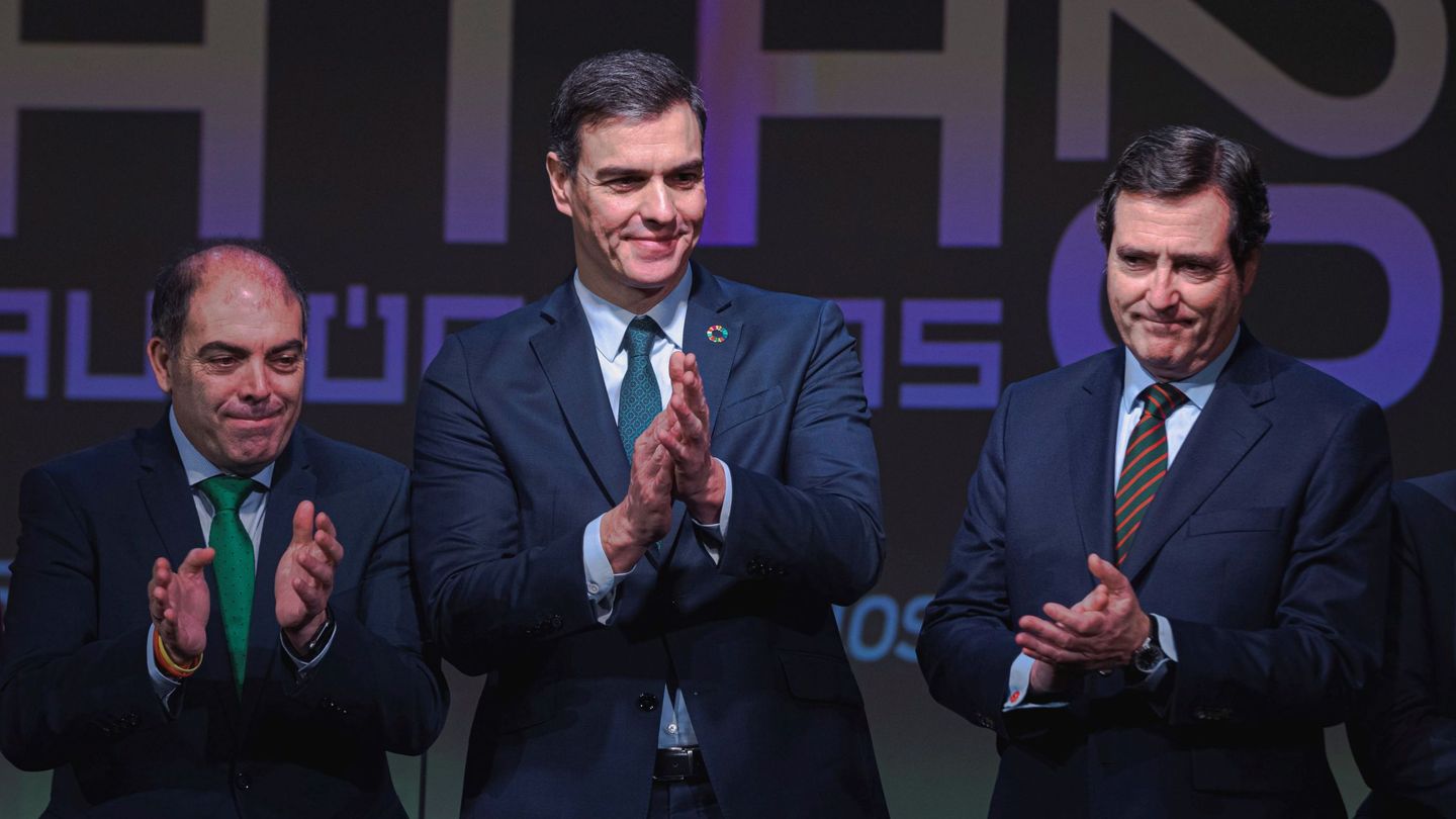 El presidente del Gobierno, Pedro Sánchez (c), junto al presidente de la Federación Nacional de Organizaciones de Autónomos (ATA), Lorenzo Amor (i), y el presidente de la CEOE, Antonio Garamendi (d). (EFE)