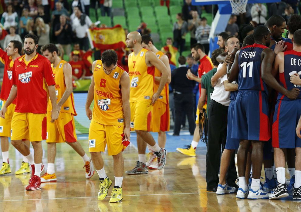 Foto: España, tras caer ante Francia en el Eurobasket del año pasado (Efe). 