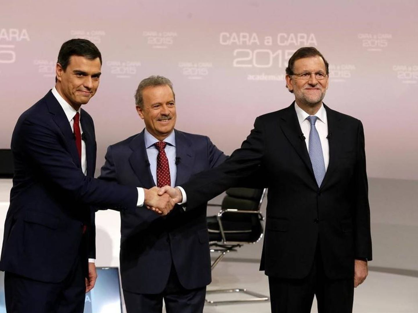 Manuel Campo Vidal con Mariano Rajoy y Pedro Sánchez, en el debate electoral de 2015. (RTVE)