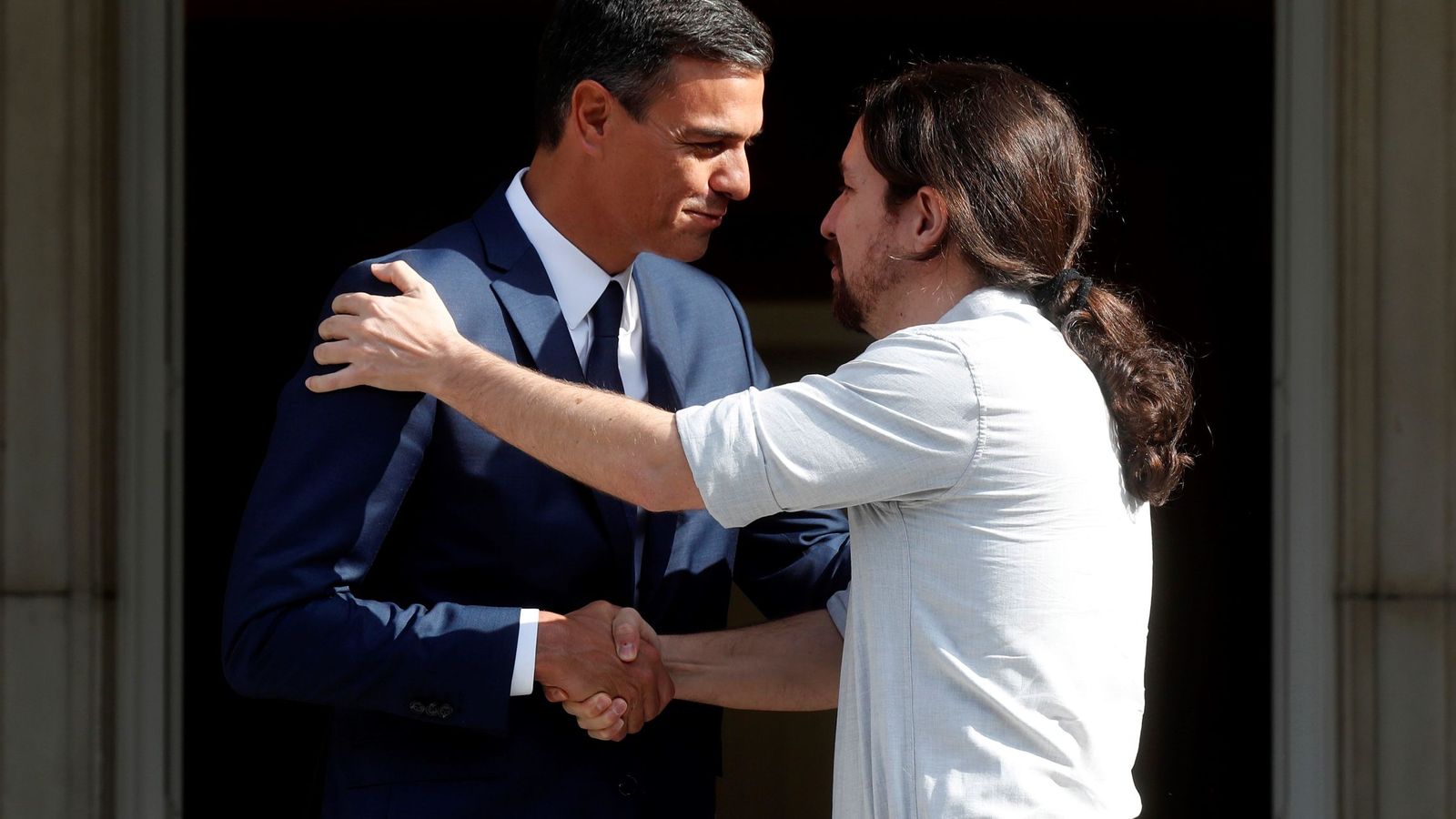 Foto: El presidente del Gobierno, Pedro Sánchez (i), recibe al secretario general de Podemos, Pablo Iglesias (d), en el Palacio de la Moncloa. (EFE)
