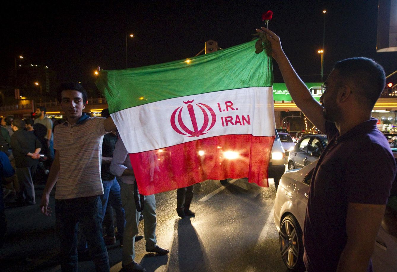 Jóvenes iraníes celebran el acuerdo nuclear en las calles de Teheran, el 14 de julio de 2015 (Reuters).
