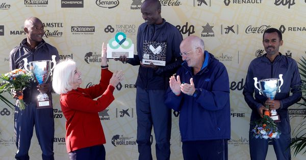 Foto: Hortensia Herrero y Juan Roig entregan su premio a Sammy Kirop Kitwara, ganador de la Maratón de Valencia, que patrocinan.