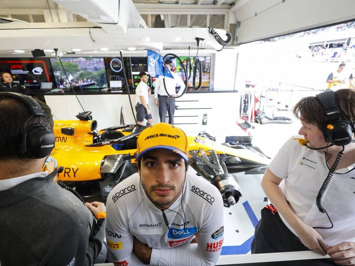 Foto: La cara de Carlos Sainz tras la primera jornada del Gran Premio de Brasil no era de las más optimistas de la temporada (McLaren)