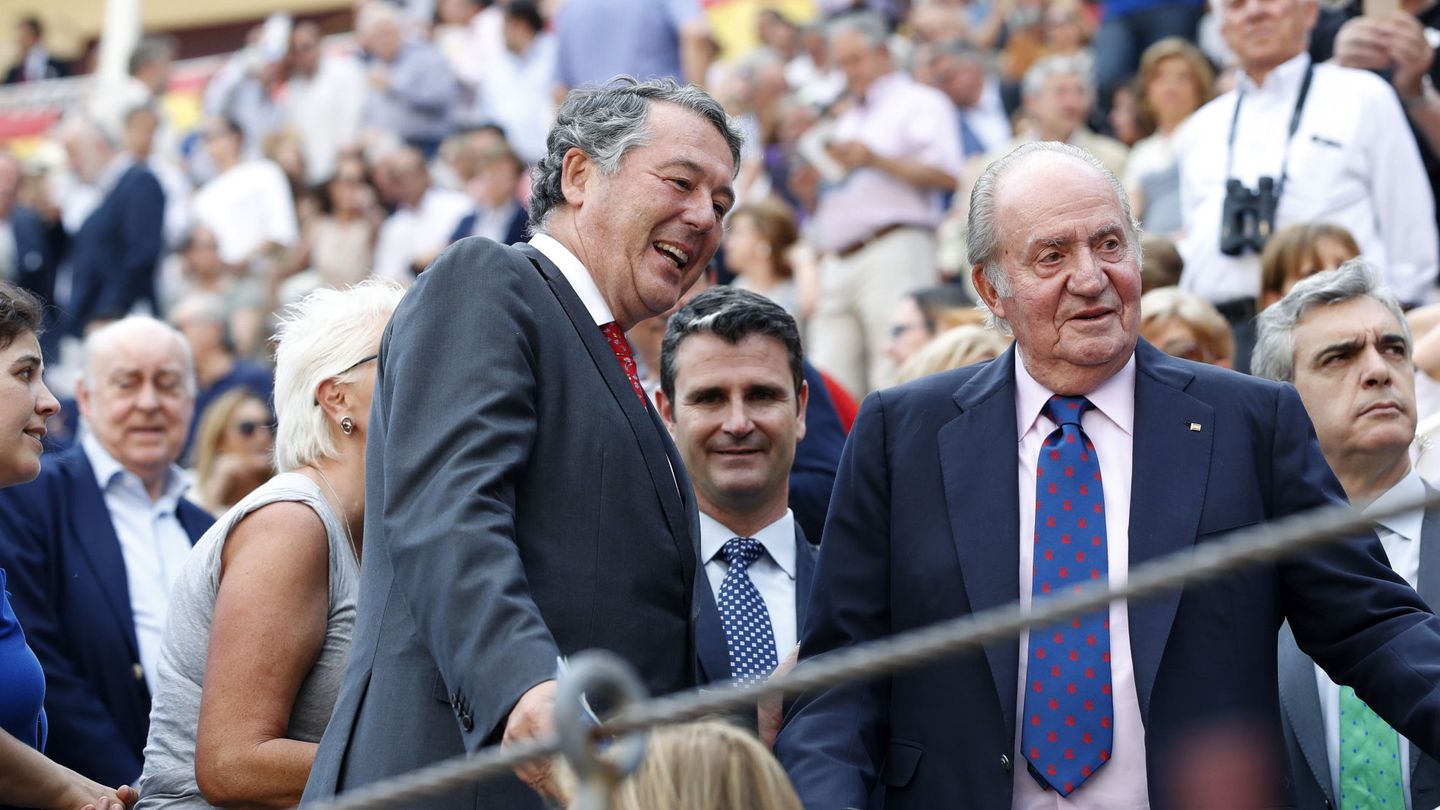 El rey Juan Carlos y el exministro José María Michavila, en una foto de archivo. (EFE)