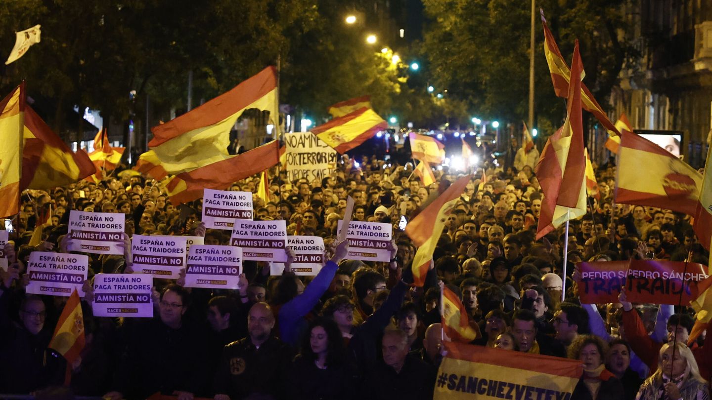 Decenas de personas muestran pancartas durante una nueva manifestación en la sede del PSOE. (EFE / Sergio Pérez) 