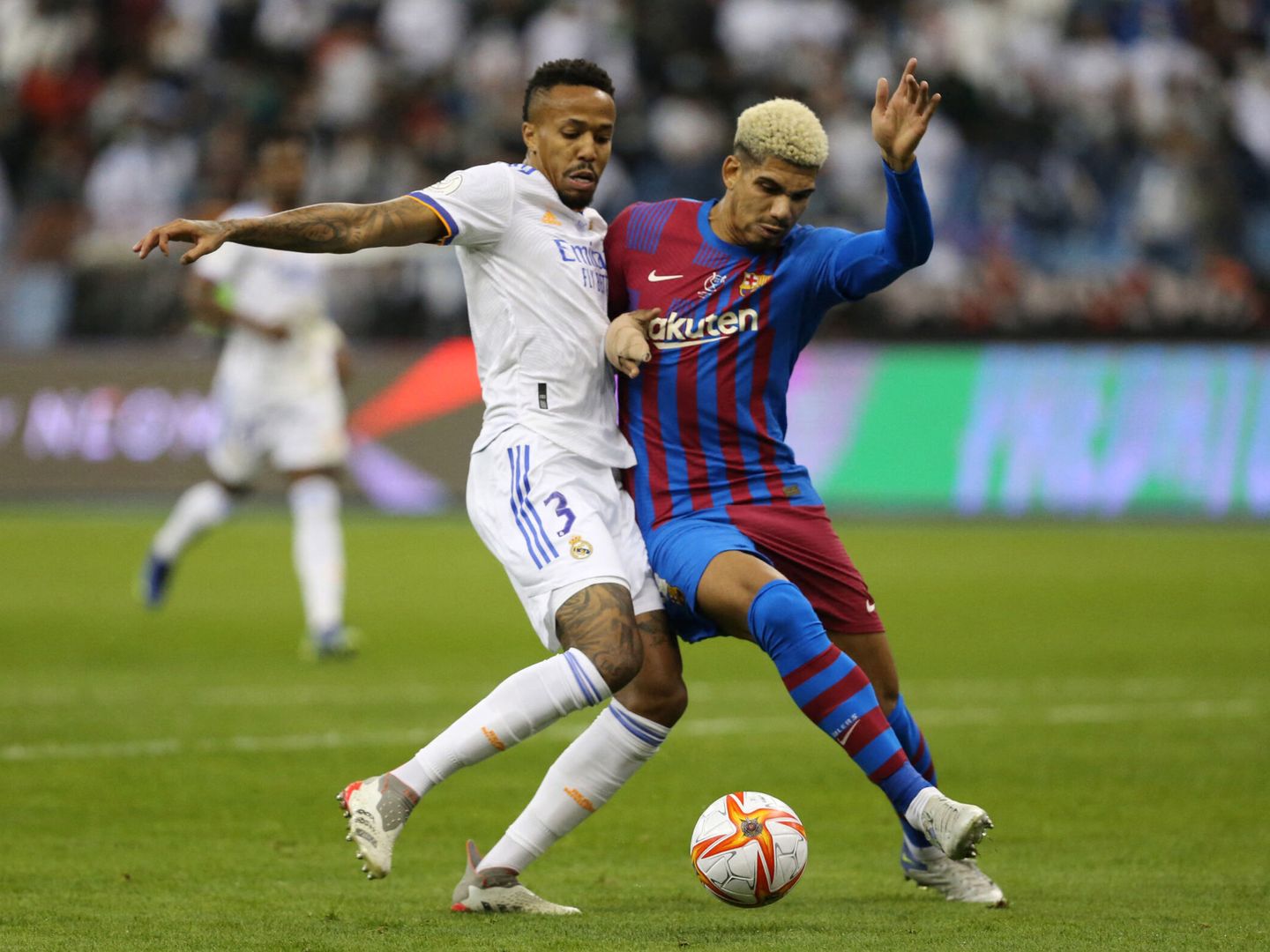 Militao y Araujo disputan un balón en el Clásico de la Supercopa celebrado en Arabia Saudí