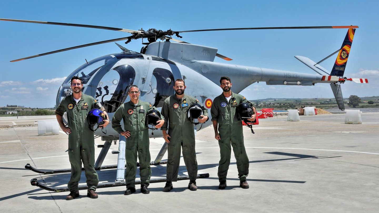 Pilotos del último vuelo, de izq. a der., Ortiz, Cañizares, Ruiz y Peñuelas, junto al Argo 607. (Juanjo Fernández)
